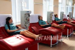 Луганские таможенники сдали кровь в преддверии Национального дня донора