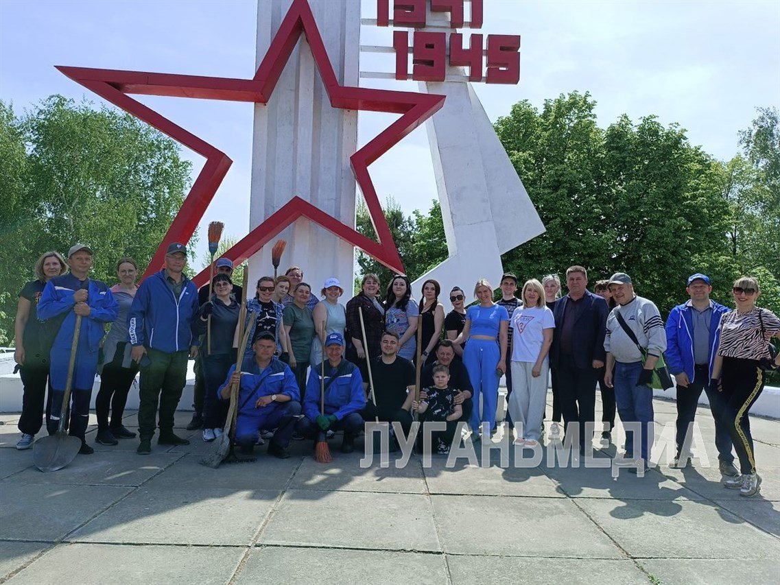 Коллектив «ЛУГАНЬМЕДИА» навел порядок в сквере Славы Станицы Луганской