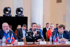 Конференция по противодействию неонацизму, экстремизму и ксенофобии проходит в Луганске