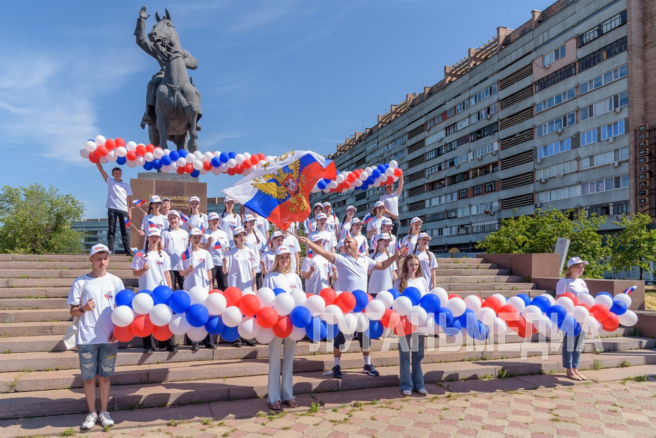 В Луганске у памятника Ворошилову прошел праздничный флешмоб | 12.06.2024 |  Луганск - БезФормата