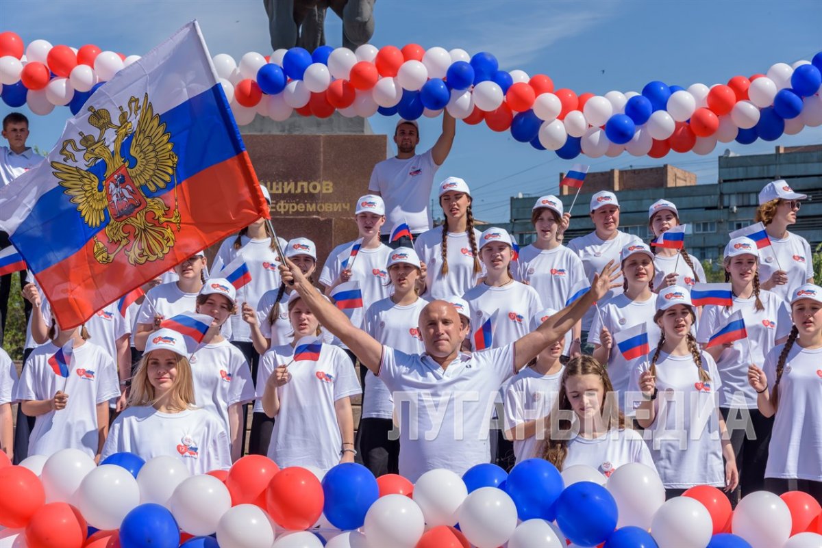 В Луганске у памятника Ворошилову прошел праздничный флешмоб | 12.06.2024 |  Луганск - БезФормата