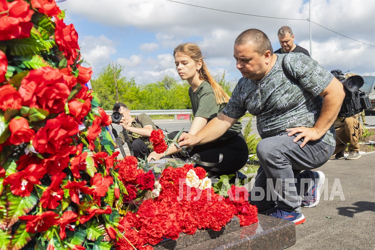 Память журналистов ВГТРК Антона Волошина и Игоря Корнелюка почтили на  памятном кресте | 17.06.2024 | Луганск - БезФормата