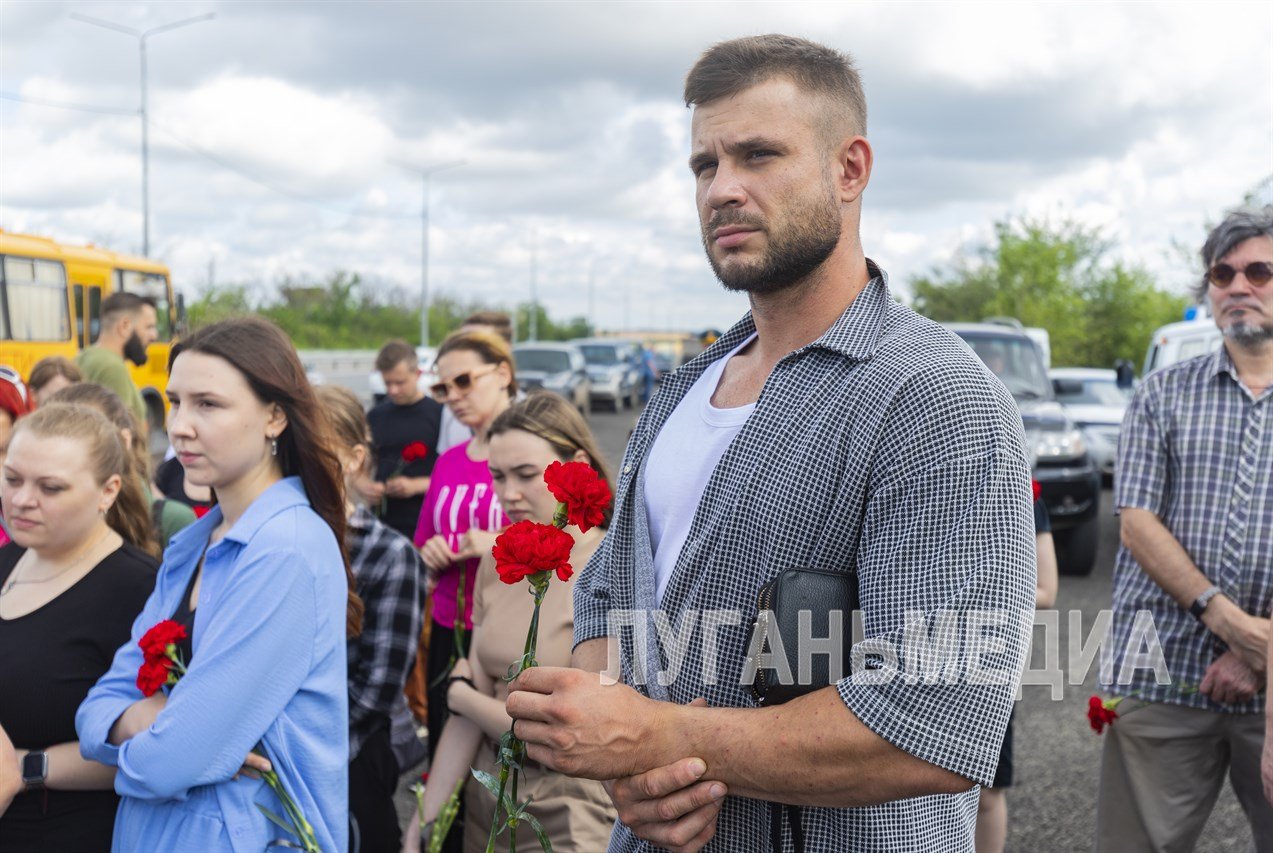 Память журналистов ВГТРК Антона Волошина и Игоря Корнелюка почтили на  памятном кресте | 17.06.2024 | Луганск - БезФормата