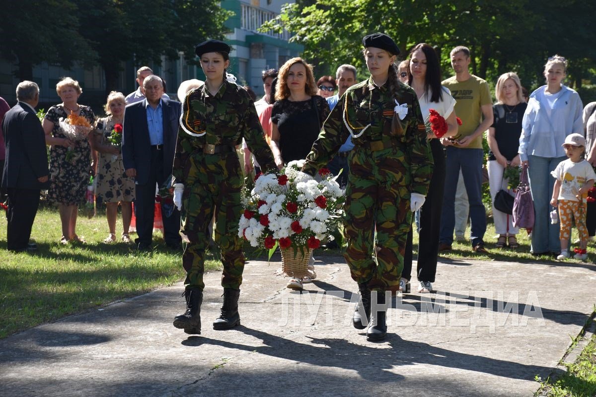 В Лутугино в День памяти и скорби горожане возложили цветы к вечному огню