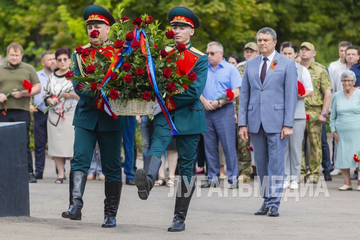 Глава ЛНР почтил память погибших в Великой Отечественной войне