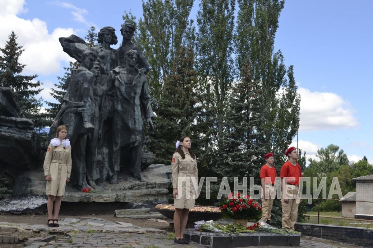 В Ровеньках состоялся митинг, посвященный Дню памяти и скорби