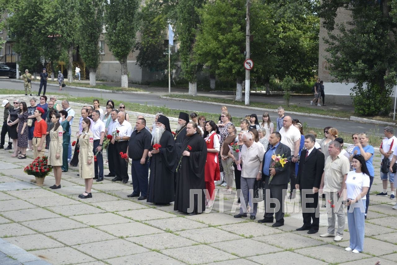 В Ровеньках состоялся митинг, посвященный Дню памяти и скорби | 22.06.2024  | Луганск - БезФормата