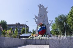 1 июня, в День защиты детей в парке им. Щорса состоялось возложение цветов к памятнику погибшим детям Луганска