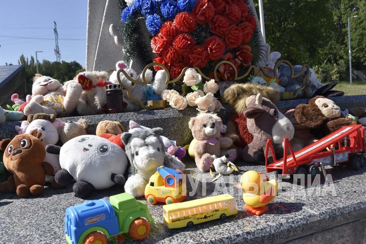 Луганчане возложили цветы к памятному знаку погибшим детям в парке им. Щорса в день 10-й годовщины обстрела с. Старая Кондрашовка