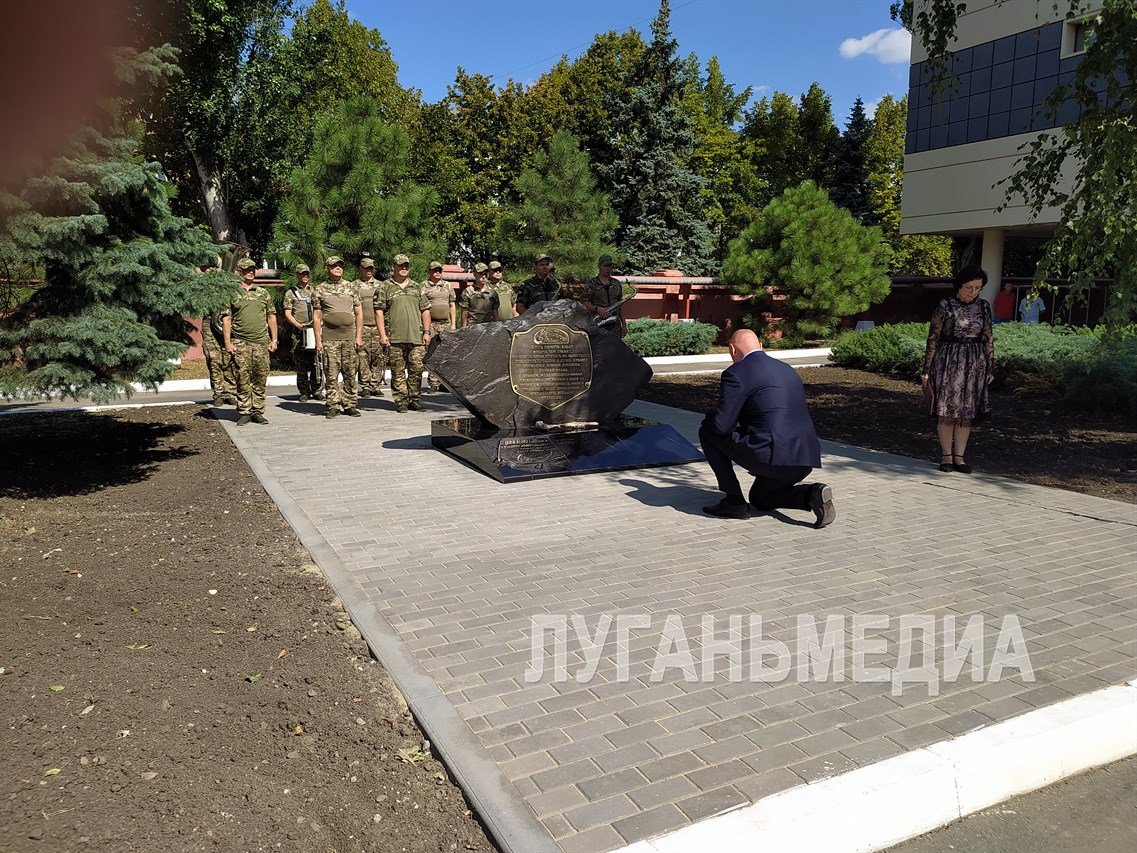 В Луганске открыли памятник воинам-железнодорожникам