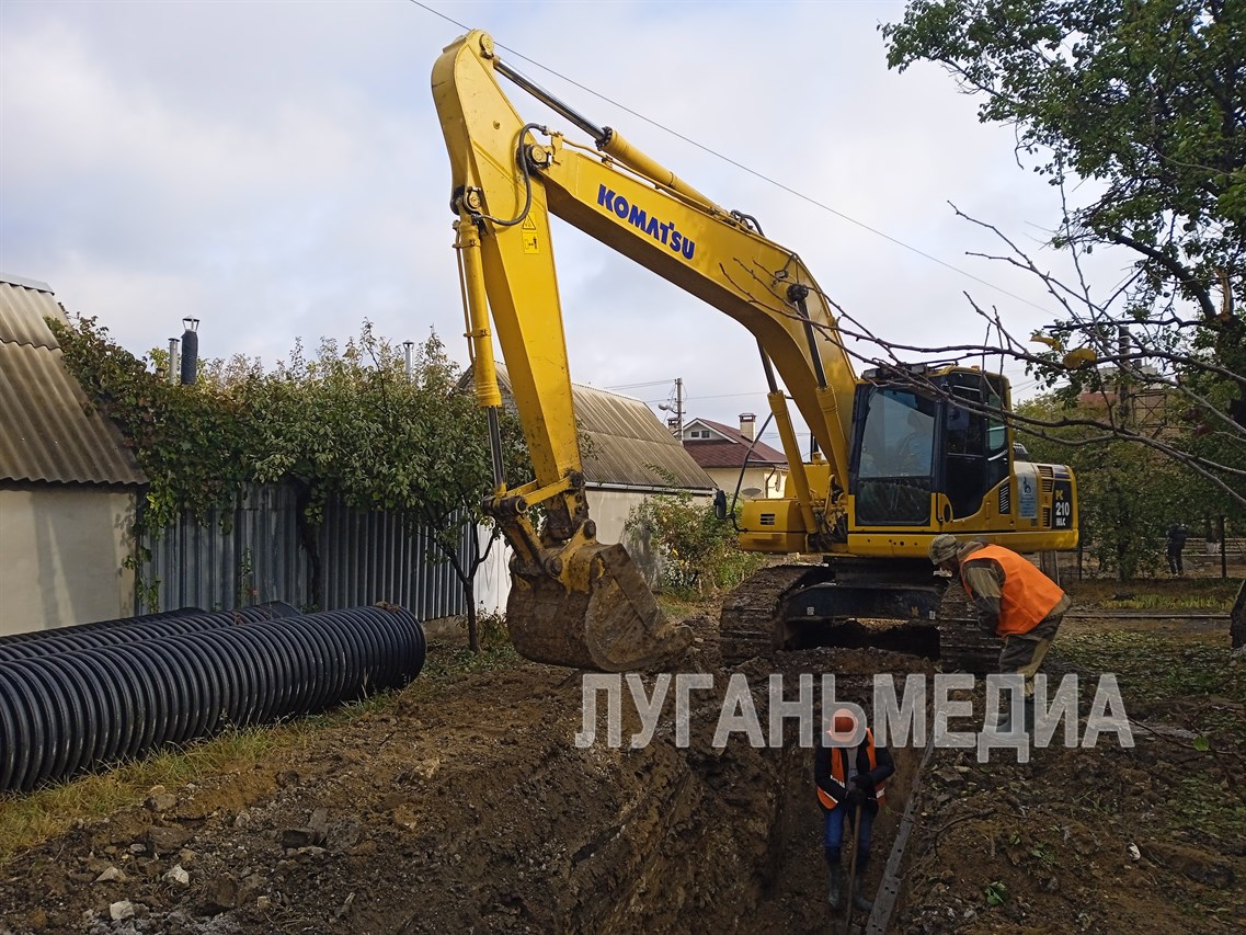 В Жовтневом районе Луганска идет ремонт аварийного участка канализационного коллектора