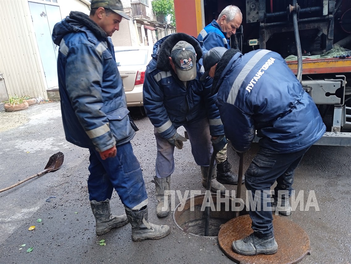 Аварийная бригада «Луганскводы» устраняет засоры на городской канализации