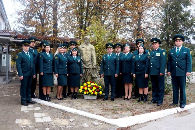 Сотрудники Луганской таможни возложили цветы к памятнику таможеннику Верещагину