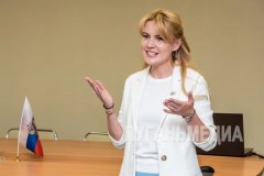 Сенатор РФ от ЛНР Дарья Лантратова посетила лекцию для граждан пожилого возраста