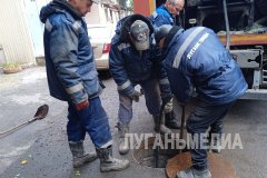 Аварийная бригада «Луганскводы» устраняет засоры на городской канализации