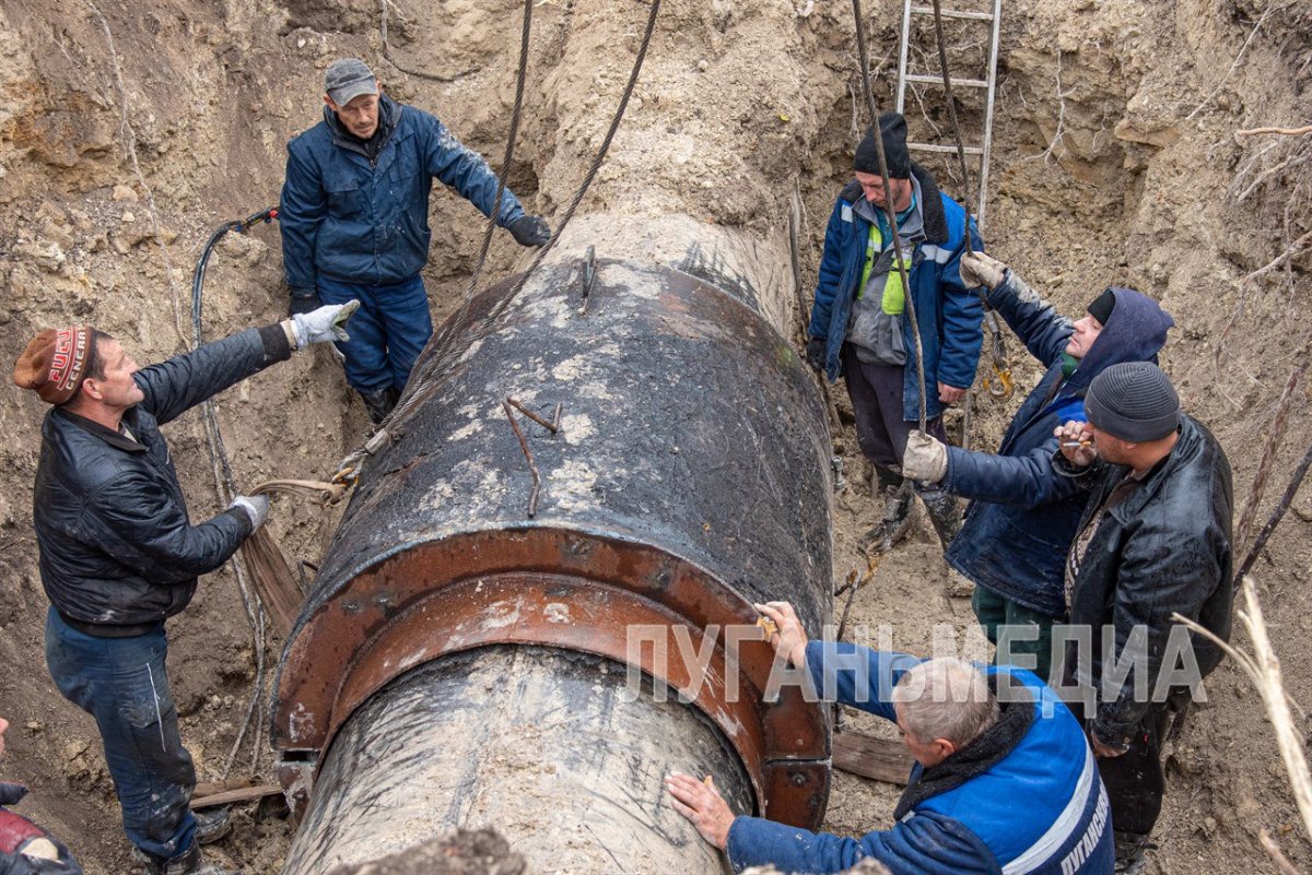 Специалисты «Луганскводы» устраняют аварию на водоводе, питающем Луганск