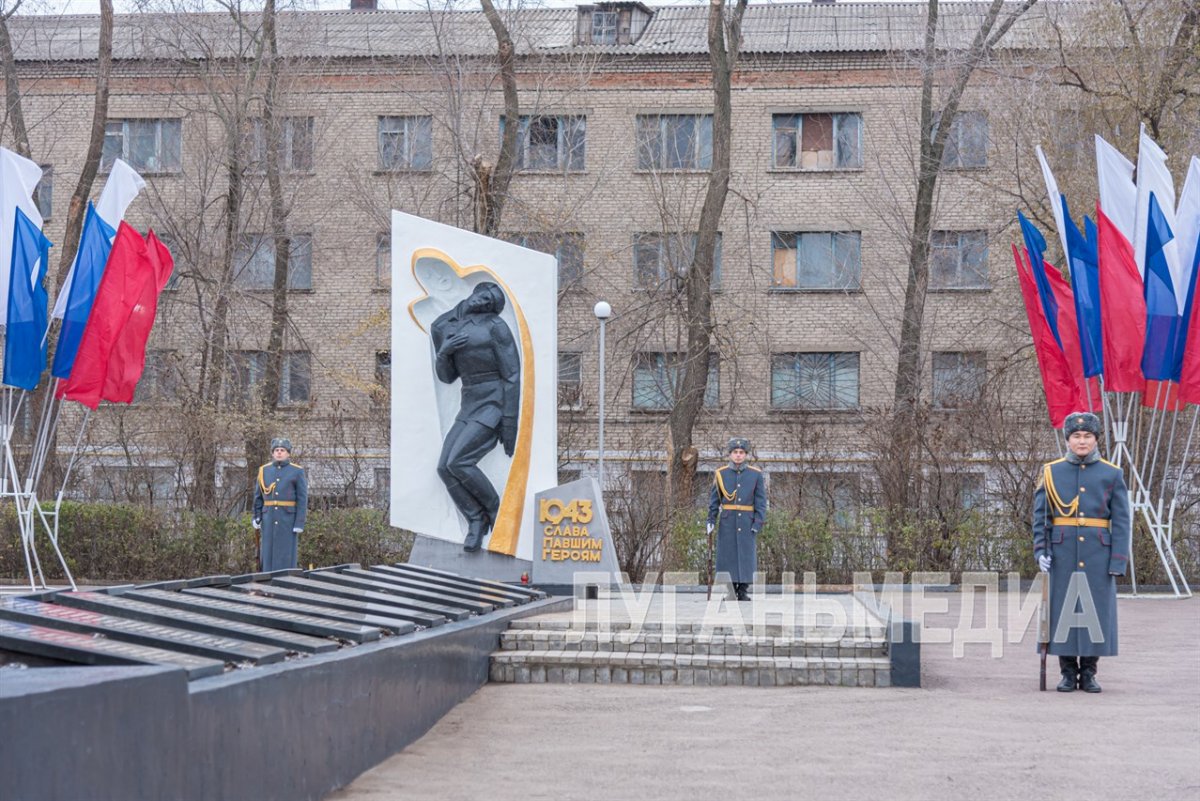 В сквере им. 9 Мая прошла церемония возложения цветов к мемориальному комплексу «Братская могила воинов»