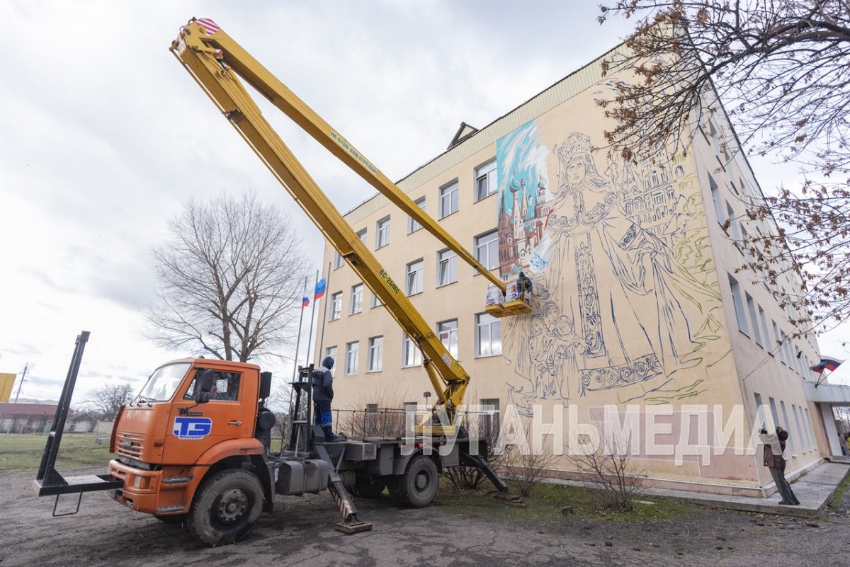 Участники проекта «Уличные галереи» украшают Луганскую среднюю школу № 44 новым муралом