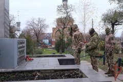 В ЛНР участвующие в СВО росгвардейцы благоустроили воинские мемориалы и памятники в преддверии Дня Героев Отечества