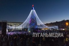 На театральной площади столицы состоялась торжественная церемония зажжения главной елки Республики