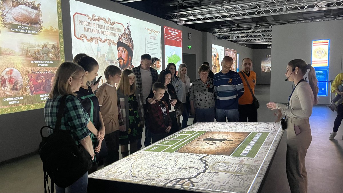 К 80-летию Великой Победы выпускник «Лидеров России» провел в Луганске акцию «Победа каждой семьи»
