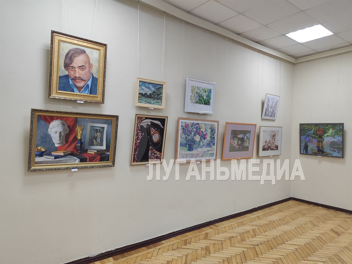 В Галерее искусств Луганского художественного музея состоялось открытие большого Вернисажа, посвящённого 80-летию Великой Победы