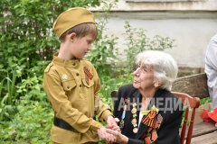 Луганская академия СК РФ проводит акцию «Парад под окнами ветерана»