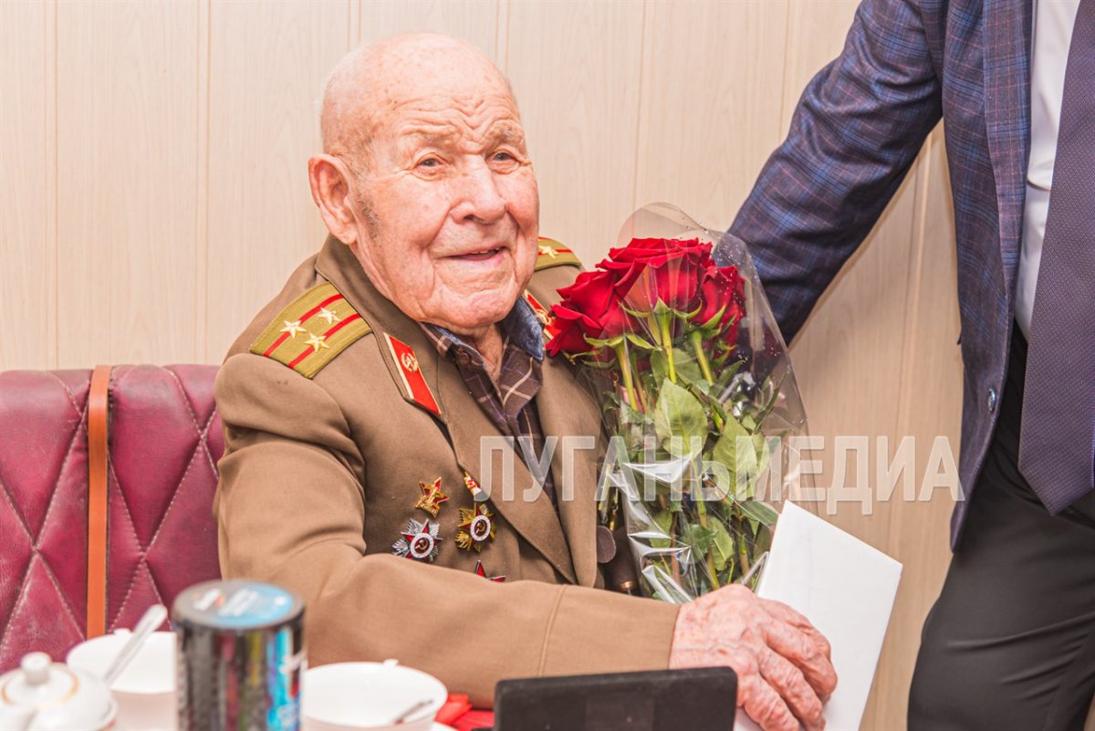 Глава Станично-Луганского муниципального округа Альберт Зинченко вручил ветерану Великой Отечественной войны Василию Чередниченко подарочный сертификат от благотворительного фонда «Мы вместе»