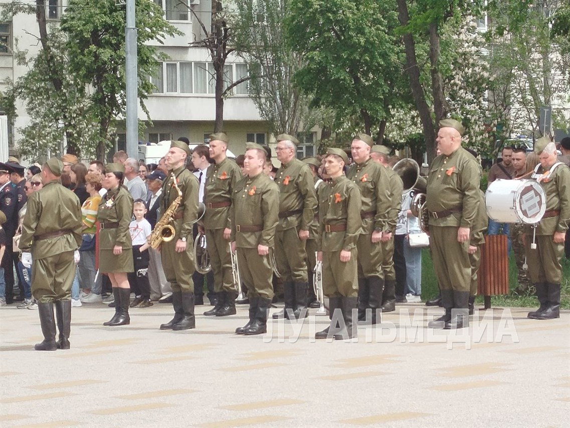 В сквере имени Героев «Молодой Гвардии» проходит празднование Дня Победы