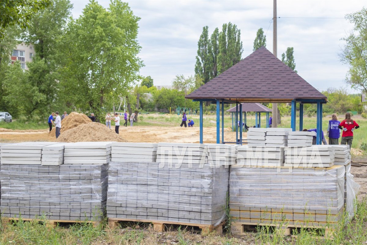 В Станице Луганской ведутся работы по благоустройству сквера «Железнодорожников»