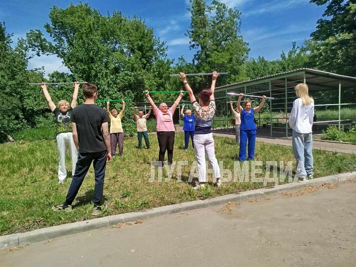 Луганский комплексный центр социального обслуживания населения реализует проект «Активное долголетие»