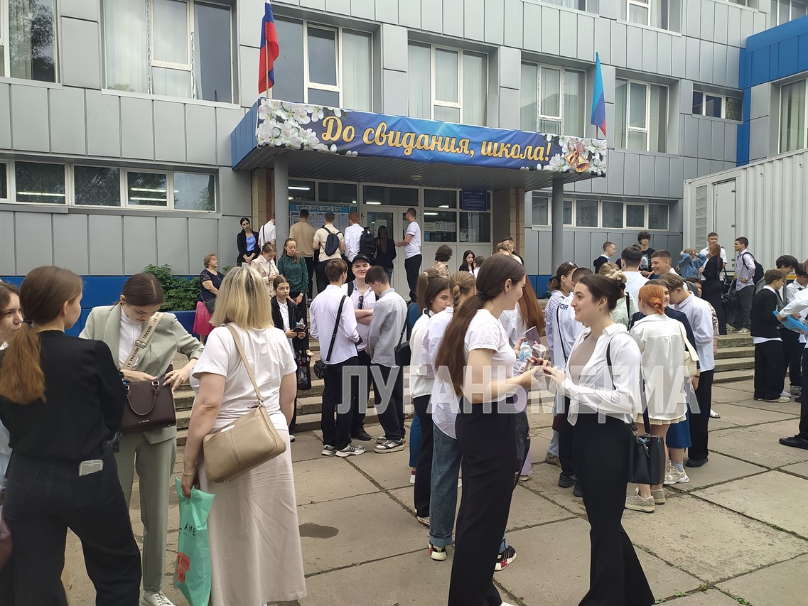 Луганские выпускники сдают ЕГЭ по русскому языку