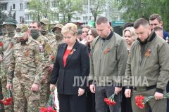 В Луганске прошло очередное возложение цветов в честь 80-летия Победы