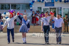 В Луганском УВК № 51 имени пошла торжественная линейка, посвященная окончанию учебного года