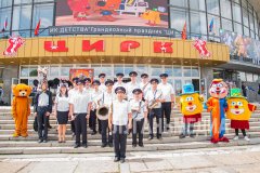 Луганский цирк организовал праздник для детей