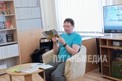 В Луганской библиотеке им. Горького прошла Арт-встреча «Я – поэт, во мне страна»