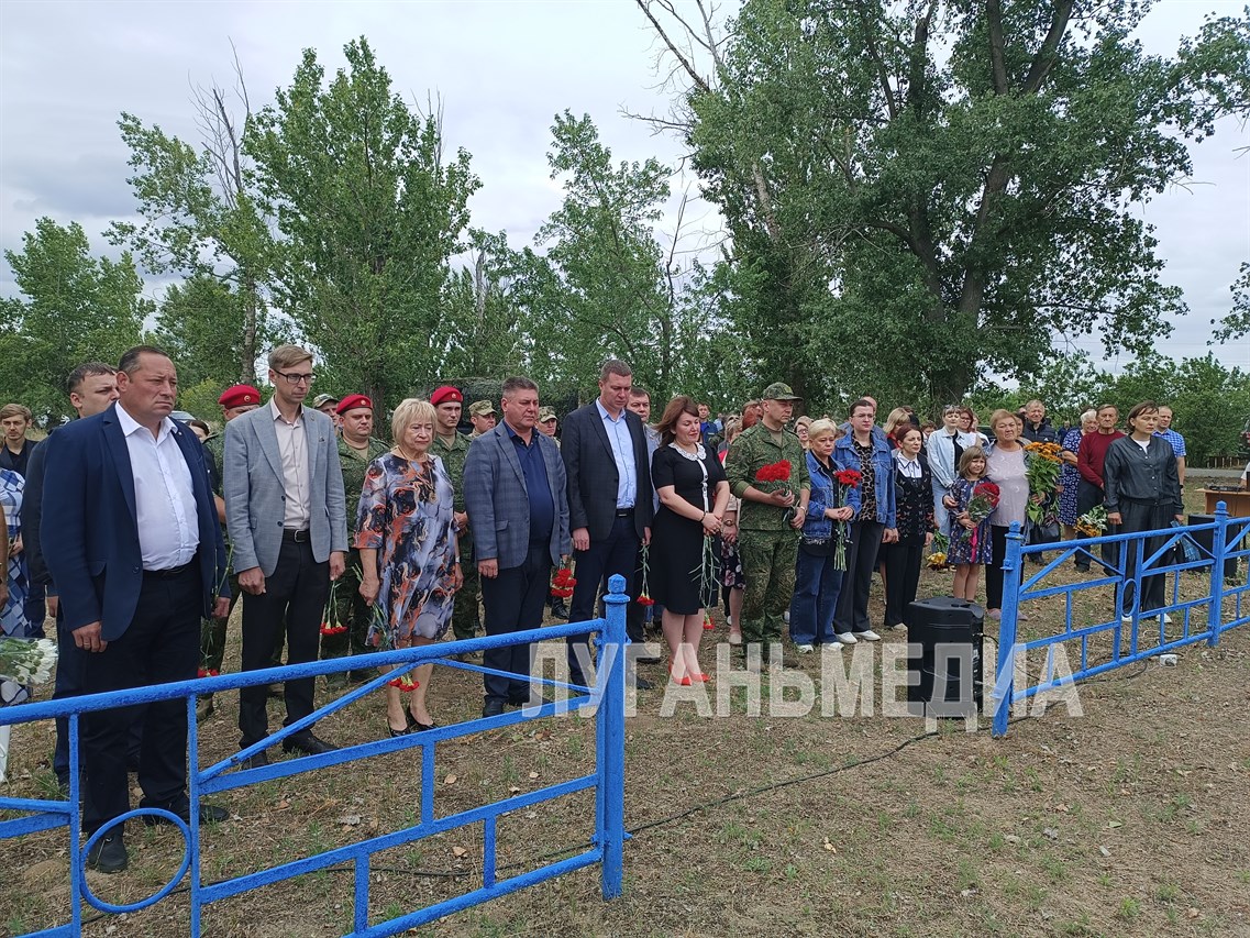 В Станице Луганской почтили память погибших в результате авиаудара по улице Островского