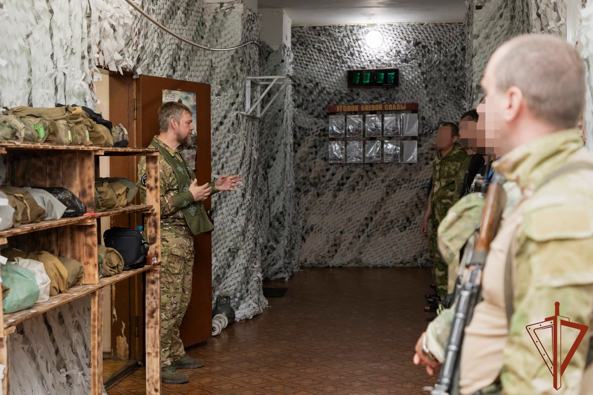 В ЛНР священник Русской Православной Церкви встретился с росгвардейцами