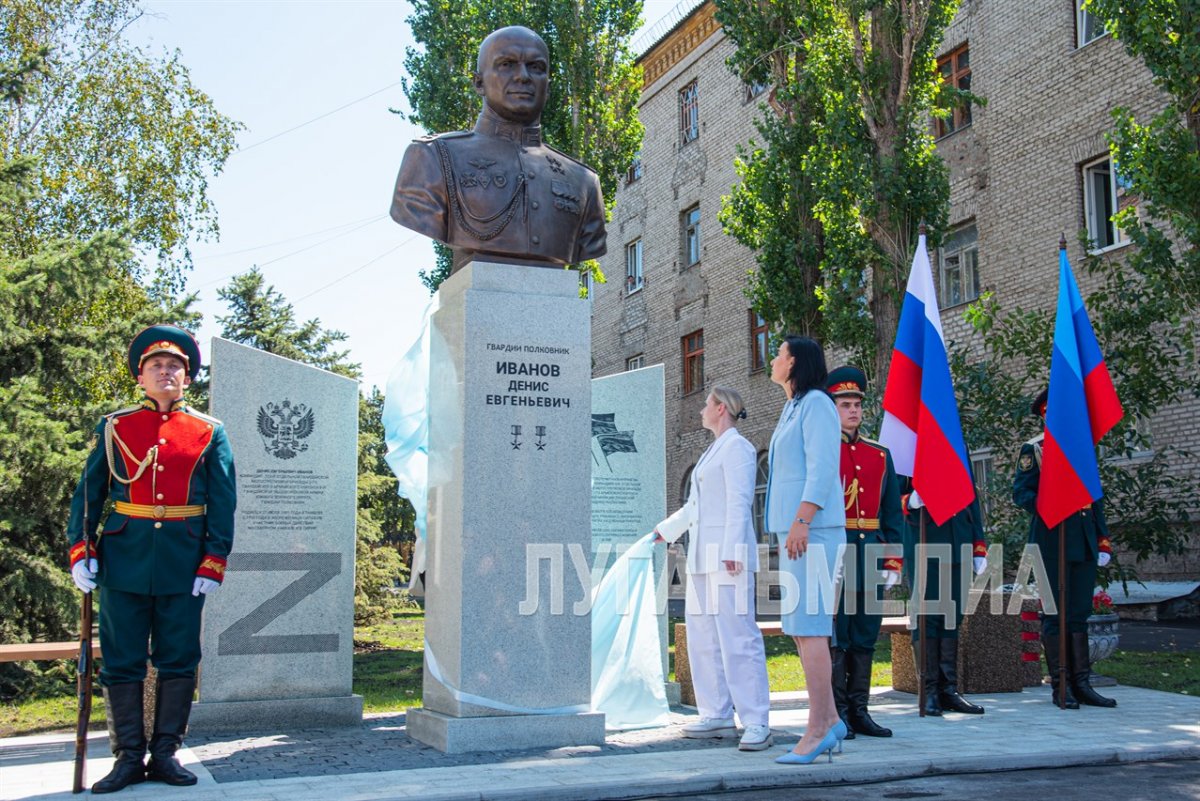 В Луганске открыли сквер и памятник, посвященный Герою России Иванову