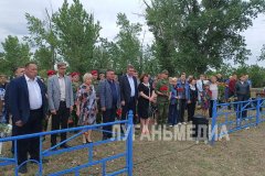 В Станице Луганской почтили память погибших в результате авиаудара по улице Островского
