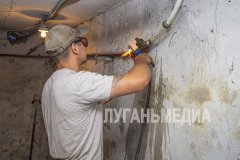 В многоквартирных домах Луганска меняют трубы центрального отопления