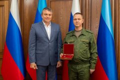Леонид Пасечник присвоил звание Героя Луганской Народной Республики двум защитникам Отечества