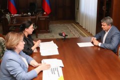Леонид Пасечник провел встречу с министром труда и социальной политики республики Еленой Макаренко и руководителем регионального филиала Государственного фонда «Защитники Отечества» Ольгой Гонтаревой