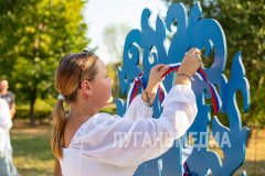 Ко Дню флага России в сквере культуры и отдыха имени «Молодой гвардии» прошел фестиваль «Триколор».