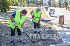 Луганские озеленители проводят плановые работы по благоустройству