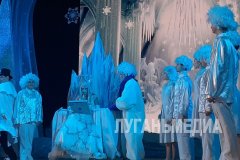 В ДК имени Ленина состоялись первые новогодние представления для юных луганчан